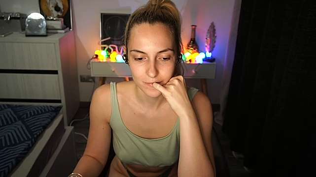 trixxie_love naked stripping on cam for live sex video chat