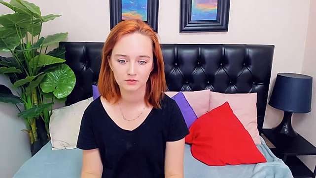 UnicornORkitten naked stripping on cam for live sex video chat