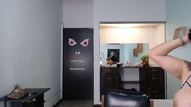 eve_queen naked stripping on cam for live sex video chat