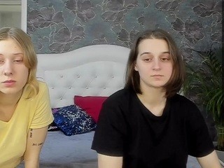 Julia(blonde) and Tina(Brunette) nude on cam – live sex chat