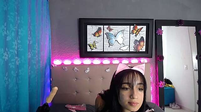 Naomi_slave_ naked stripping on cam for live sex video chat