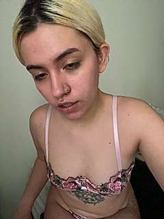 niki_monroee naked stripping on cam for live sex video chat
