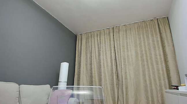 Roxanne_Hill naked stripping on cam for live sex video chat