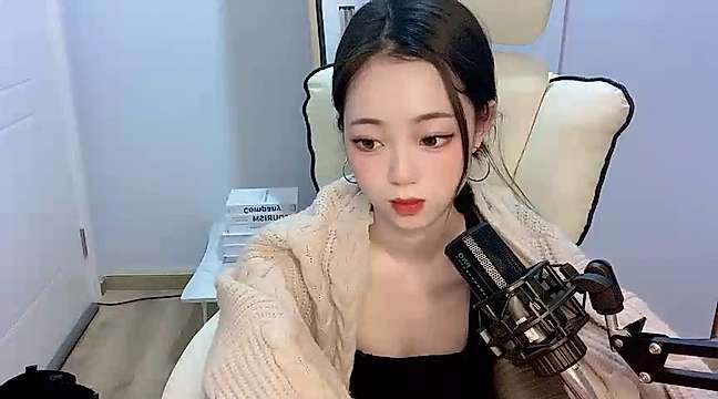 INS-Linda naked stripping on cam for live sex video chat