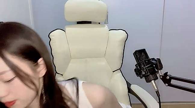 L-LINDA naked stripping on cam for live sex video chat