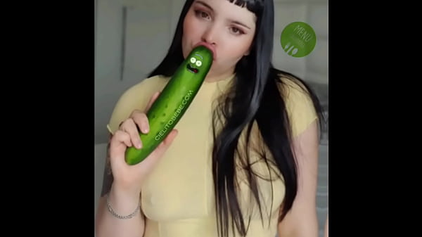 Cielitobebe con el pepino en la ensalada (Masturbación Vegana   Squirt) – TRAILER