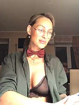 DiSweety naked stripping on cam for live sex video chat