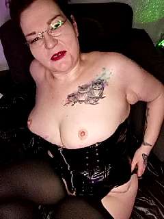 Curvy_Carina naked stripping on cam for live sex video chat