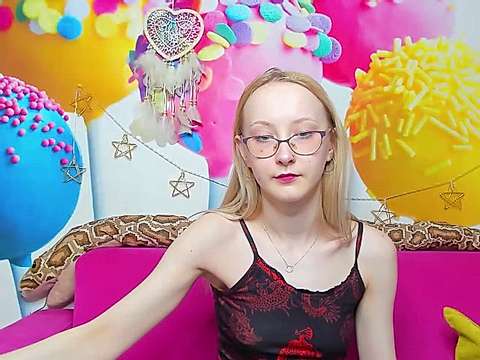 DooraaRoolss naked stripping on cam for live sex video chat
