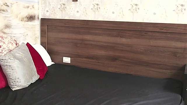 Love_quinee naked stripping on cam for live sex video chat