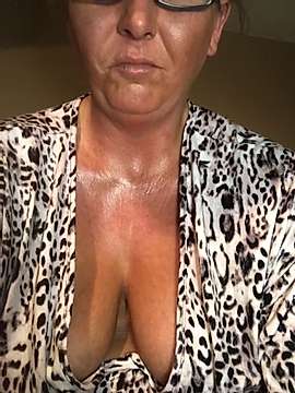 messyelle69 naked stripping on cam for live sex video chat