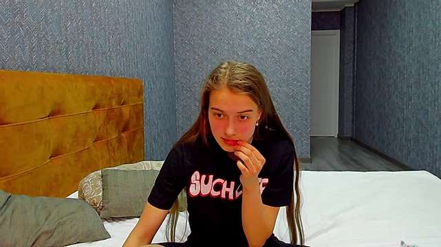 Alisa_Kelly naked stripping on cam for live sex video chat