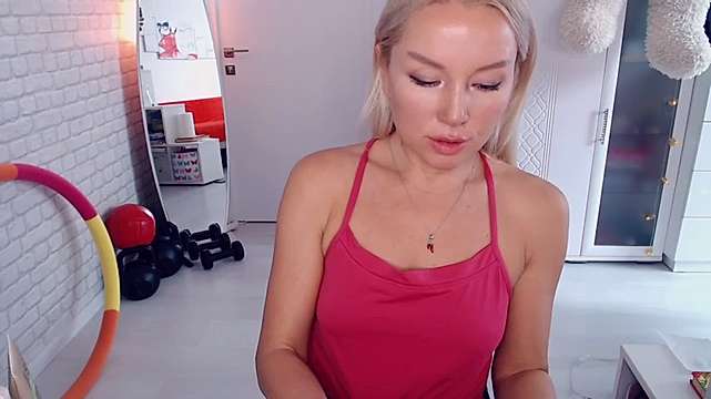 Apple_Fox naked stripping on cam for live sex video chat