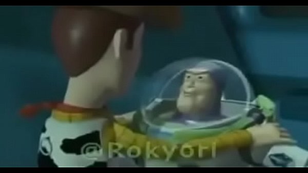 Woody comendo Buzz naquele pike