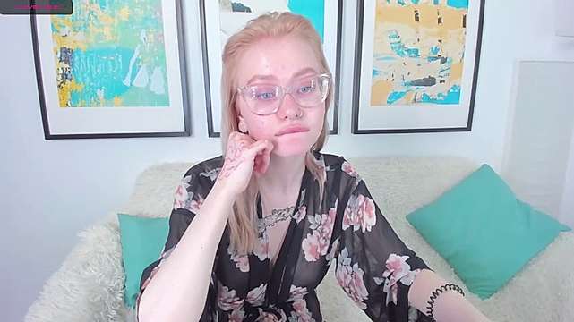 XxRebeccaCrystalxX naked stripping on cam for live sex video chat
