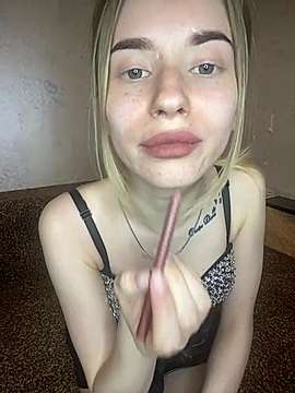 -HoneyBun- naked stripping on cam for live sex video chat