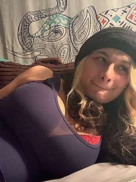 TrippyHippieKitty naked stripping on cam for live sex video chat