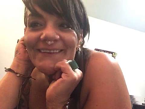 BIGBOOTYBEAUTYBOSSBABE naked stripping on cam for live sex video chat