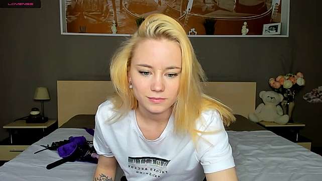 Kelly_Bakker naked stripping on cam for live sex video chat