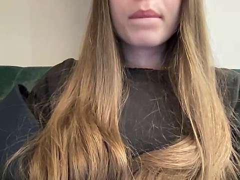 MelanieOhSecret naked stripping on cam for live sex video chat