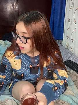 Peachy_Bitch69_ naked stripping on cam for live sex video chat