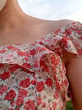 Daisy-Pham naked stripping on cam for live sex video chat