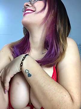 GigiHills naked stripping on cam for live sex video chat