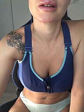 LARACRUZ30 naked stripping on cam for live sex video chat