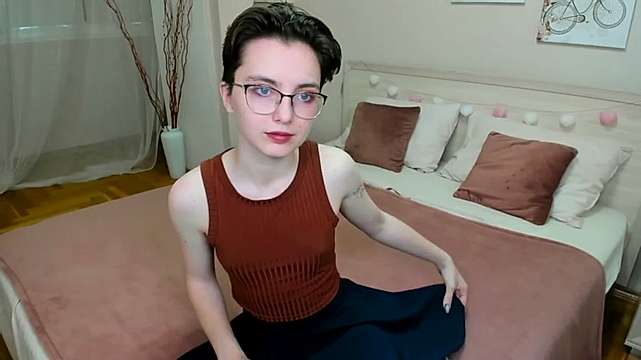 MellieLove naked stripping on cam for live sex video chat