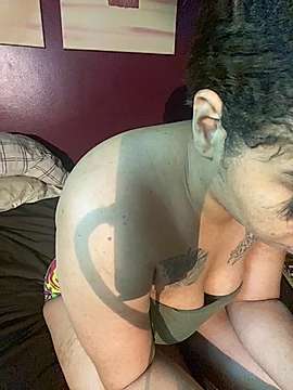 mellowyelloo naked stripping on cam for live sex video chat