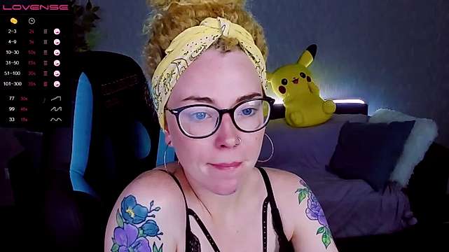 Slutty-Blond naked stripping on cam for live sex video chat