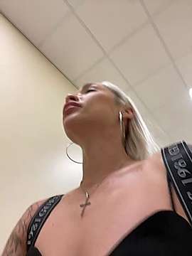 VeneraStarr naked stripping on cam for live sex video chat