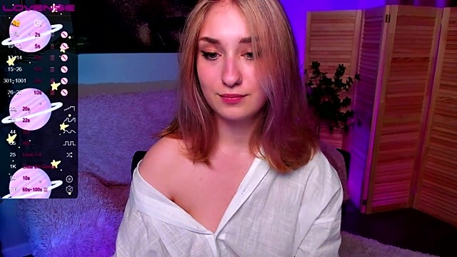 CutiePolly naked stripping on cam for live sex video chat