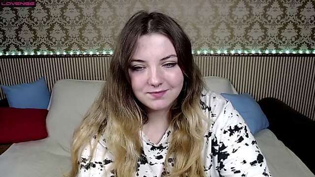EvaAdamson naked stripping on cam for live sex video chat