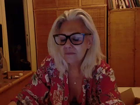 CrazyBionda naked stripping on cam for live sex video chat