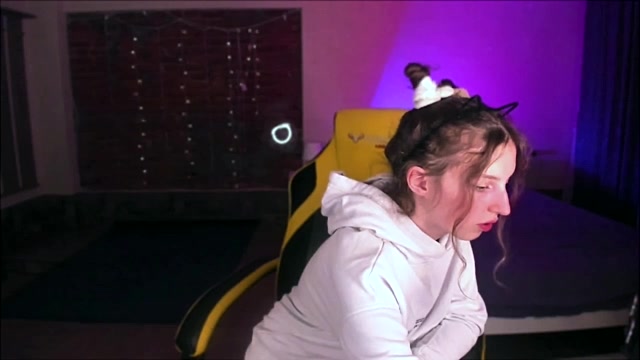 Linda_Reed_ naked stripping on cam for live sex video chat