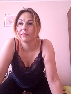 Lise_Suzie naked stripping on cam for live sex video chat