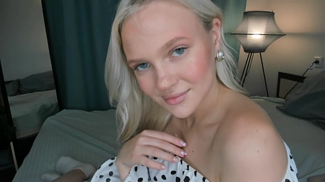 LlsaSmith naked stripping on cam for live sex video chat