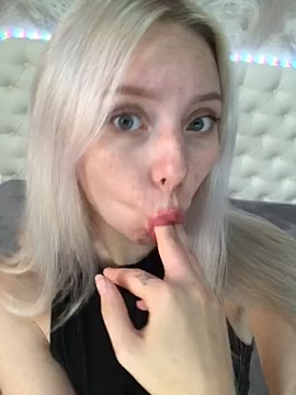SweetyyBlonde naked stripping on cam for live sex video chat