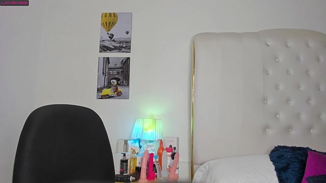 MakiTwerk naked stripping on cam for live sex video chat