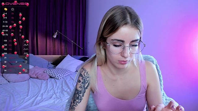 Amelia_Henkok naked stripping on cam for live sex video chat