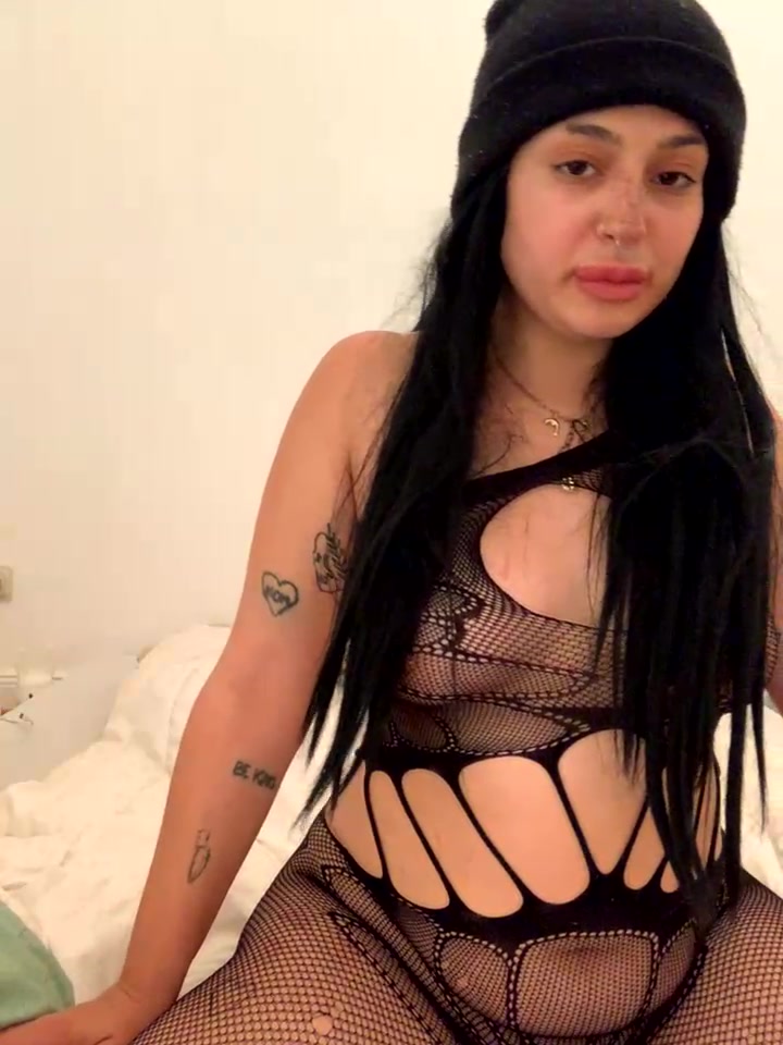 eskelle_ naked stripping on cam for live sex video chat