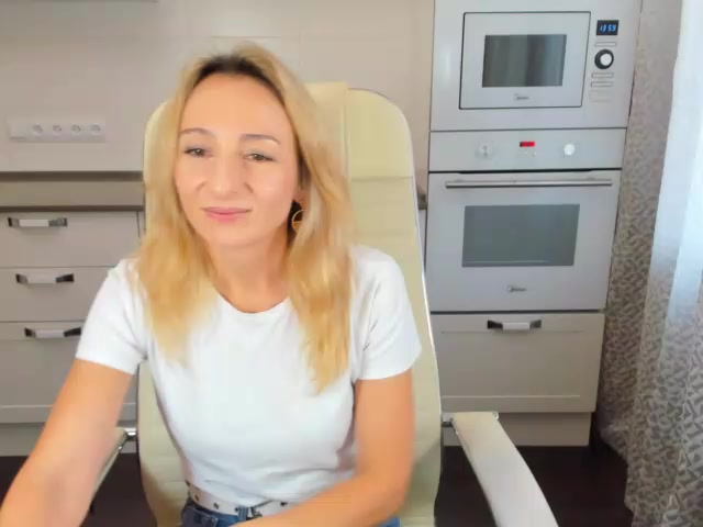 Julia_Hughes naked stripping on cam for live sex video chat