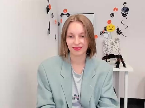 Kamila–Love naked stripping on cam for live sex video chat