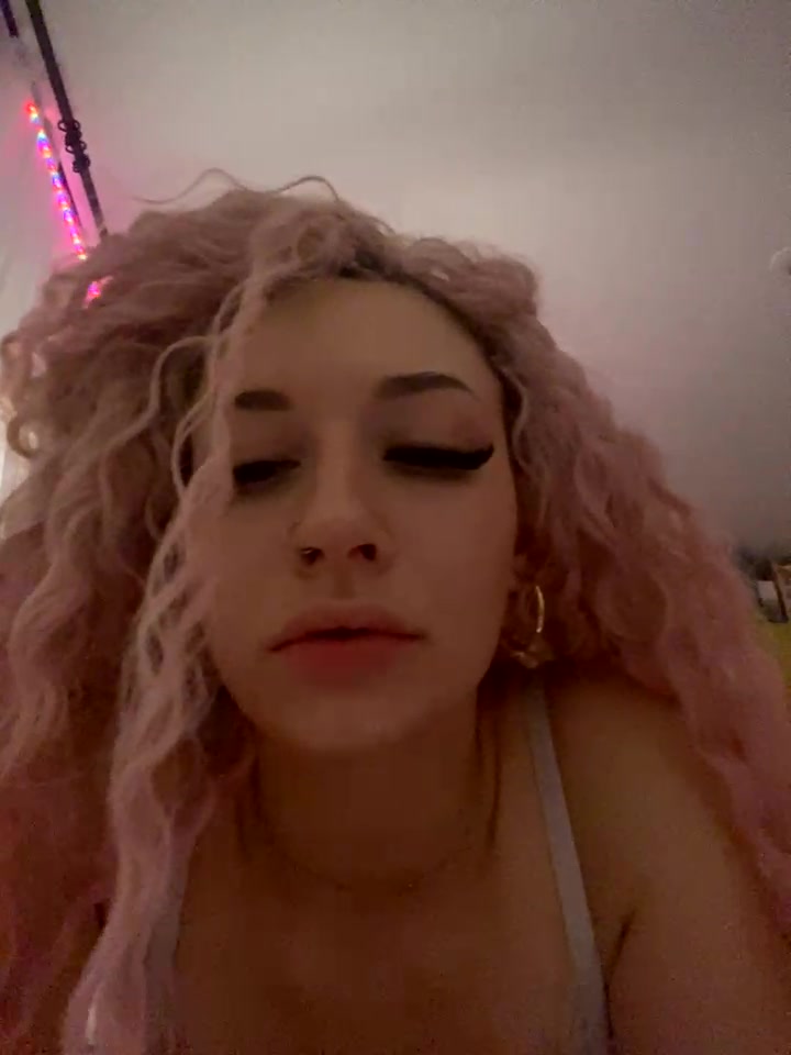 Katie_Love7 naked stripping on cam for live sex video chat