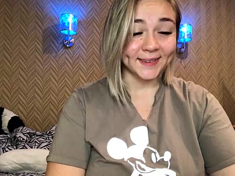 Lucky_Ashley naked stripping on cam for live sex video chat