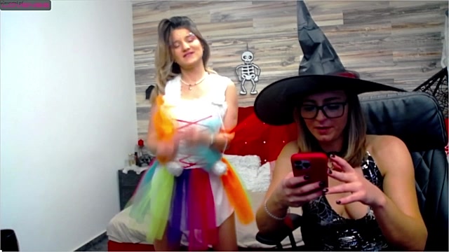 WildTigersX naked stripping on cam for live sex video chat