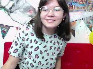 YaninaDrons nude on cam – live sex chat