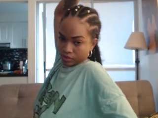 Throatie Love nude on cam – live sex chat