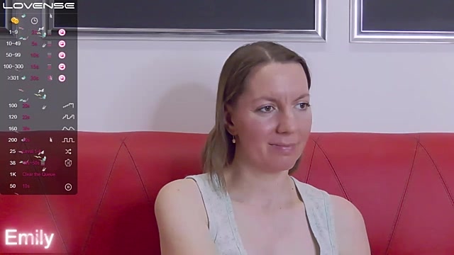 AmandaLisss naked stripping on cam for live sex video chat